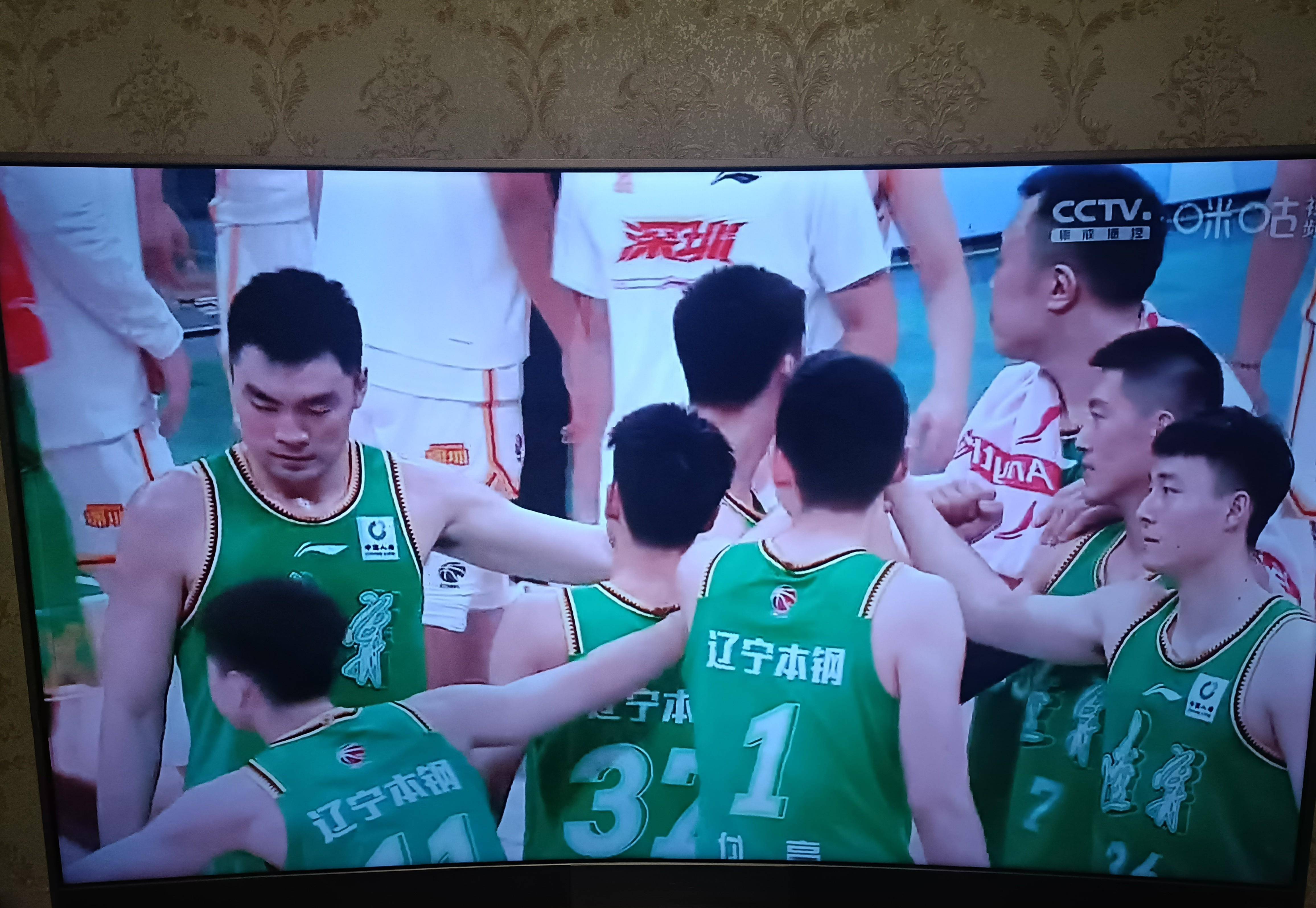 老鹰队主场告捷,团队合作融为一体 老鹰队主场告捷,团队合作融为一体